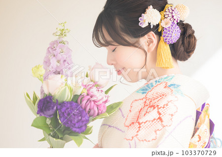 着物　総絞りの振袖を着ている女性のポートレート 103370729