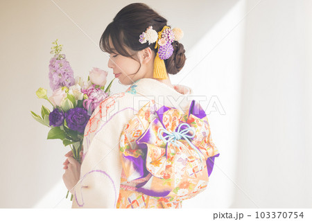 着物　総絞りの振袖を着ている女性のポートレート 103370754