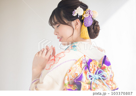 着物 総絞りの振袖を着ている女性のポートレート 着物 総絞りの振袖を着ている女性のポートレート 103370807