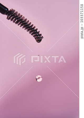 Cosmetic oil for the growth of eyebrows and eyelashes with a brush. 103371158