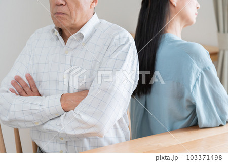 夫婦喧嘩をするシニア 夫婦喧嘩をするシニア 103371498