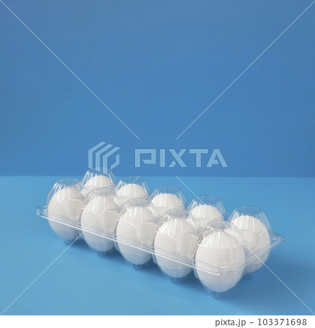 青背景上のパックされた卵。スーパーマーケットの卵、小売店の卵 103371698