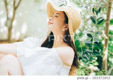 若い女性のリゾートイメージ 103371852