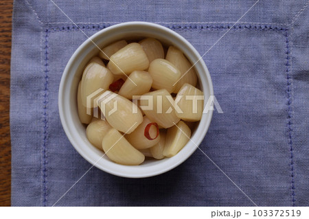 らっきょう漬け、食器に入れたらっきょう漬け 103372519