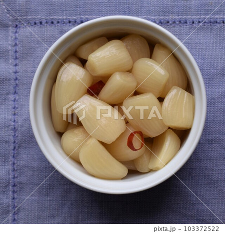 らっきょう漬け、食器に入れたらっきょう漬け 103372522