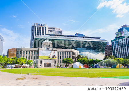 ソウル図書館（旧京城府庁舎）と新ソウル市庁舎 103372920