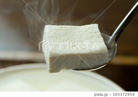 湯気が上がる湯豆腐をすくう-01 湯気が上がる湯豆腐をすくう-01 103372959