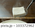 湯気が上がる湯豆腐をすくう-03 103372962