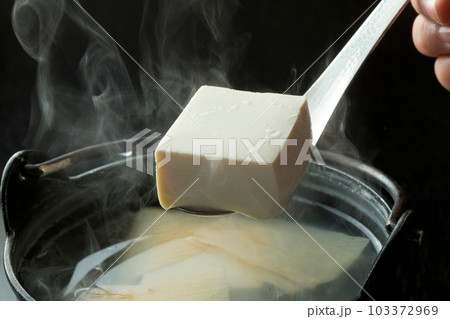 湯気が上がる湯豆腐をレンゲですくう-08 湯気が上がる湯豆腐をレンゲですくう-08 103372969