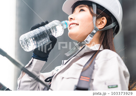 水分補給をする若い女性とび職人 水分補給をする若い女性とび職人 103373929