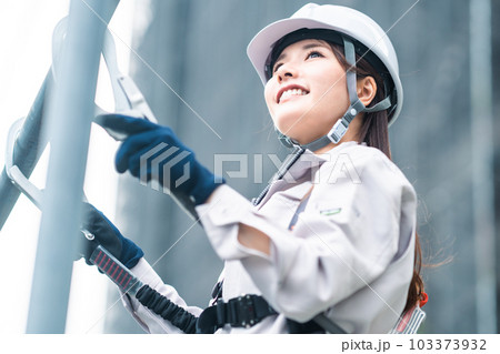高所作業をする若い女性とび職人 103373932