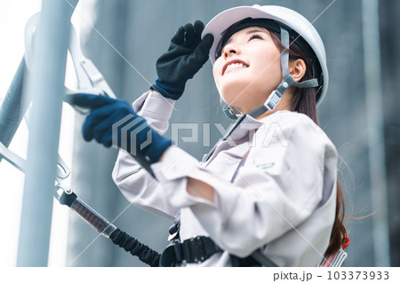 高所作業をする若い女性とび職人 103373933