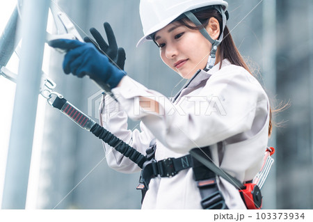 高所作業をする若い女性とび職人 高所作業をする若い女性とび職人 103373934