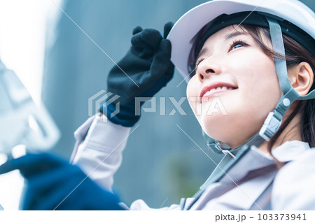 高所作業をする若い女性とび職人 103373941