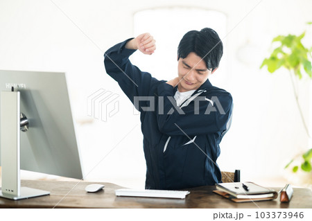 肩を回す若い男性エンジニア 肩を回す若い男性エンジニア 103373946