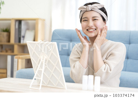 スキンケアをする若い女性 スキンケアをする若い女性 103374174