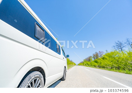 ハイエース　キャンピングカー　バンライフ　旅行　直線道路 103374596