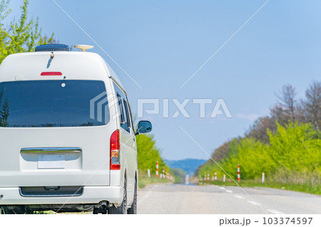 ハイエース　キャンピングカー　バンライフ　旅行　直線道路 103374597