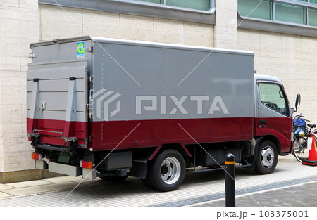 駐車中のリフト付きパネルバントラック（貴重品輸送車） 103375001