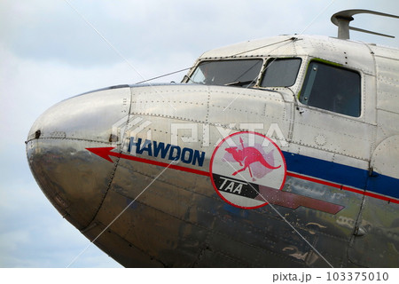 往年の名旅客機、DC-3の機首部分 103375010