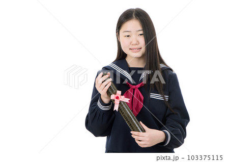 卒業の女子中学生 卒業の女子中学生 103375115