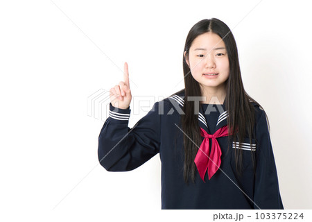 指差す女子学生 103375224