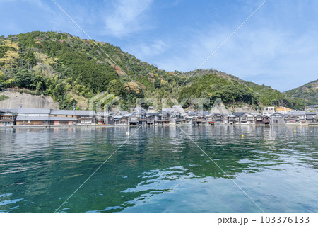 京都府伊根町 歴史的な町並みが残る人気の観光地 晴天の伊根の舟屋 京都府伊根町 歴史的な町並みが残る人気の観光地 晴天の伊根の舟屋 103376133
