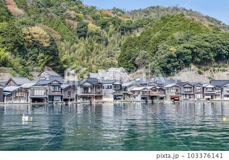 京都府伊根町　歴史的な町並みが残る人気の観光地　晴天の伊根の舟屋 103376141
