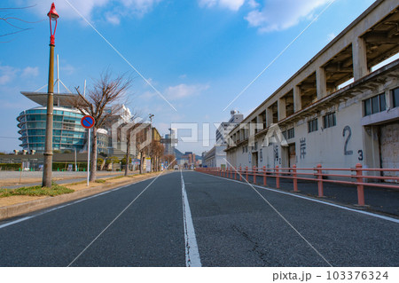 青空と門司港レトロの街並み 103376324