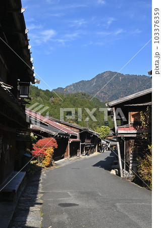 妻籠宿町並み 103376359