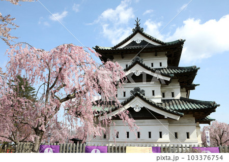 弘前城と桜(Japanese Castle and Cherry Blossoms) 弘前城と桜(Japanese Castle and Cherry Blossoms) 103376754