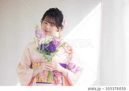 着物　総絞りの振袖を着ている女性のポートレート 103376830