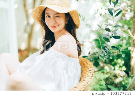 若い女性のリゾートイメージ 103377215