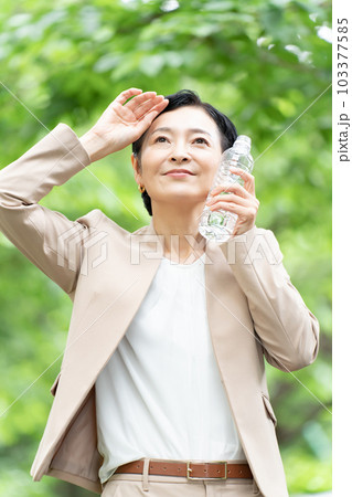 ビジネス　女性　新緑　水　熱中症 103377585