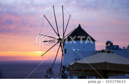 ギリシャ紀行 エーゲ海の島々 サントリーニ島 夕暮れのイアの風車 ギリシャ紀行 エーゲ海の島々 サントリーニ島 夕暮れのイアの風車 103378633