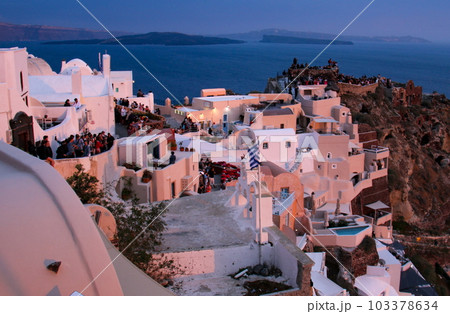 ギリシャ紀行　エーゲ海の島々　サントリーニ島　夕暮れのイアの街 103378634