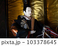 横から見た男性の雛人形 103378645