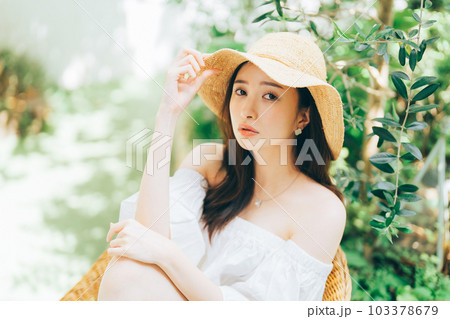 若い女性のリゾートイメージ 103378679