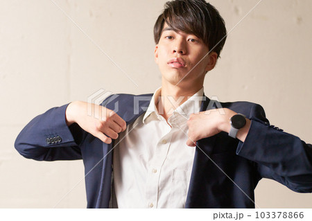 身なりを整える20代ビジネスパーソン 身なりを整える20代ビジネスパーソン 103378866