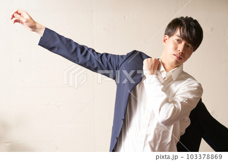 ジャケットを着る若い男性 ビジネスカジュアル イメージ ジャケットを着る若い男性 ビジネスカジュアル イメージ 103378869