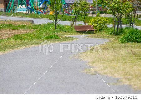 公園散策路の先にベンチ 公園散策路の先にベンチ 103379315