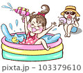 水遊びを楽しむ女の子と、見守る母 103379610