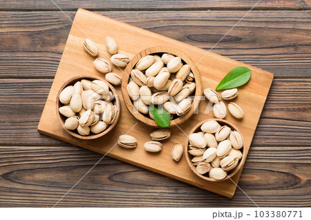 Fresh healthy Pistachios in bowl on colored table background. Top view Healthy eating concept. Super foods 103380771