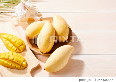 タイの果物 マンゴー、品種 ナム ドクマイ 甘くておいしい夏のデザート タイの果物 マンゴー、品種 ナム ドクマイ 甘くておいしい夏のデザート 103380777