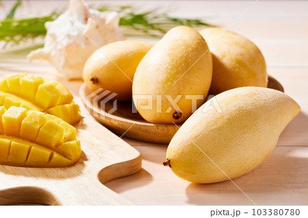 タイの果物 マンゴー、品種 ナム ドクマイ 甘くておいしい夏のデザート タイの果物 マンゴー、品種 ナム ドクマイ 甘くておいしい夏のデザート 103380780