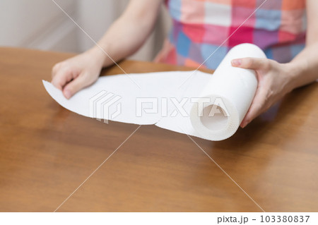 キッチンペーパーを持つ女性のイメージ 103380837