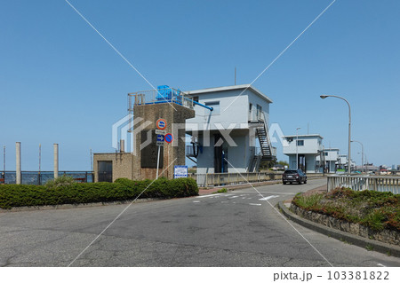 信濃川、関屋分水の河口部に位置する新潟大堰(新潟県新潟市) 信濃川、関屋分水の河口部に位置する新潟大堰(新潟県新潟市) 103381822