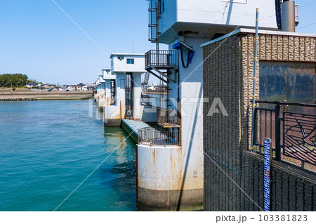 信濃川、関屋分水の河口部に位置する新潟大堰（新潟県新潟市） 103381823