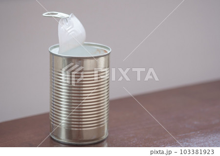 テーブルに置いた空き缶 103381923