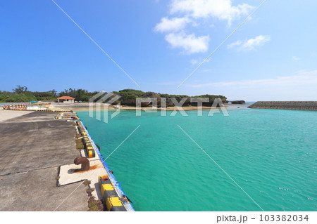 パナリ島(新城島)上地港の桟橋から眺めるクイヌパナ パナリ島(新城島)上地港の桟橋から眺めるクイヌパナ 103382034